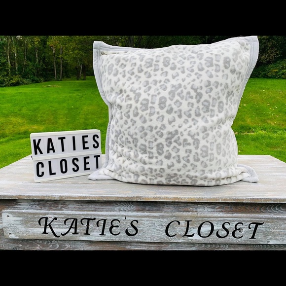 NWOT UGG PILLOW! - Picture 3 of 9